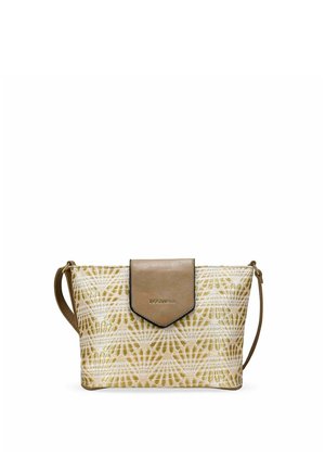 Bolso pequeño de cuerpo rectangular con patrón geométrico beige y blanco, cierre de solapa de cuero marrón y correa ajustable.
