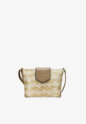 Bolso pequeño de cuerpo rectangular con patrón geométrico beige y blanco, cierre de solapa de cuero marrón y correa ajustable.
