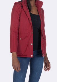 Rød zip-up jakke med hætte, prydet med sølvfarvede trykknapper og to sidelommer. Lavet af letvægtsstof og designet til en tætsiddende pasform.