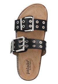 Sandali neri con due cinture larghe dotate di fibbie in argento e occhielli, su una soletta in finta pelle scamosciata beige, con una suola cucita marrone.