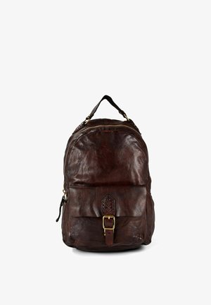 Donkerbruine leren rugzak met een voorvak dat is afgesloten met een gesp en een bovenste handvat, afgebeeld tegen een witte achtergrond.