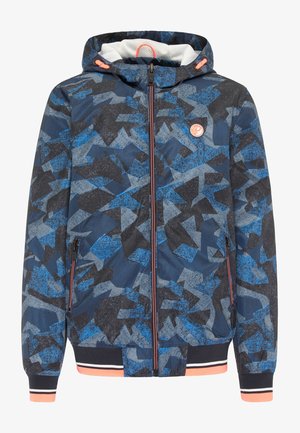 Chaqueta con capucha que presenta un patrón geométrico en azul y negro, cierre frontal con cremallera, dos bolsillos laterales y puños acanalados con acentos en naranja y blanco.