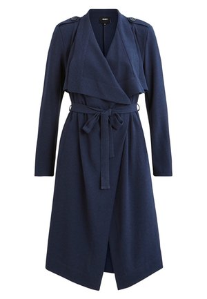 Manteau long bleu marine avec col châle, pattes d'épaule boutonnées, manches longues et ceinture en tissu nouée à la taille.