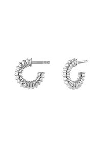 Pendientes de aro plateados con un diseño texturizado y estriado. Los pendientes son circulares con una forma ligeramente abierta y una superficie pulida.
