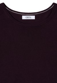 Paarse ronde hals trui van zacht breigoed. Kenmerkt zich door een geribbelde halslijn en een merklabel "CECIL" dat aan de kraag is genaaid.