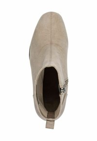 Beżowe zamszowe botki na kostkę z okrągłym noskiem, zamkiem błyskawicznym z boku i pętelką z tyłu. Gładka tekstura, minimalistyczny design.