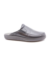 Grijze instap schoen van soepel leer met een geprofileerde rubberen zool en elastische zijpanelen voor gemakkelijk aan- en uittrekken.