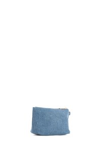 Pochette in denim con una texture morbida, colore azzurro chiaro, forma arrotondata, chiusura con zip e minimalismo negli accessori hardware. Design compatto per piccoli oggetti.