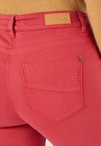 Non sélectionné, bordeaux profond