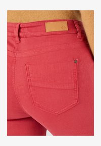 Non sélectionné, bordeaux profond