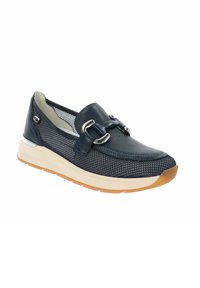 Scarpe slip-on in rete blu navy con un accento in pelle, caratterizzate da un dettaglio in fibbia metallica, suola ammortizzata e suola in gomma marrone chiaro.