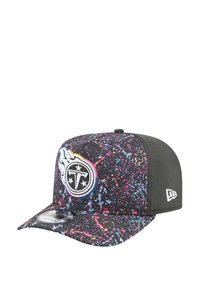 Casquette noire avec un motif éclaboussement coloré. Elle présente une visière ronde, une patch logo à l'avant et un tissu noir texturé à l'arrière.