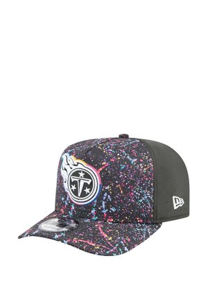 Casquette noire avec un motif éclaboussement coloré. Elle présente une visière ronde, une patch logo à l'avant et un tissu noir texturé à l'arrière.