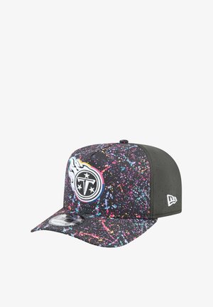 Schwarze Kappe mit einem bunten Spritzmuster. Sie hat einen runden Schirm, ein Logo-Patch auf der Vorderseite und einen strukturierten schwarzen Stoff auf der Rückseite.