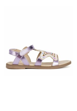 Lilla metallisk åben tå-sandal med justerbar rem og dekorativt flerfarvet perledesign på siden, flad beige sål.