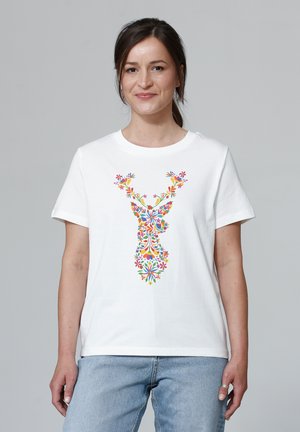 Witte katoenen t-shirt met een kleurrijk bloemenontwerp in tinten roze, groen, blauw en geel, met een ronde hals en korte mouwen.
