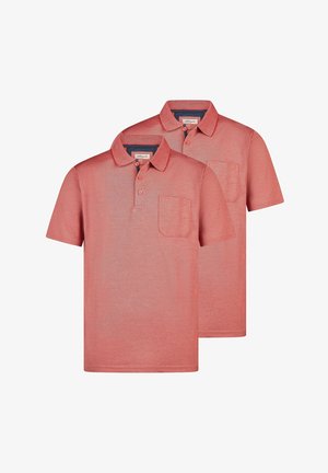 Twee zalmkleurige korte mouw polo's met kraag, knopen en een borstzak, overlappend getoond op een witte achtergrond.