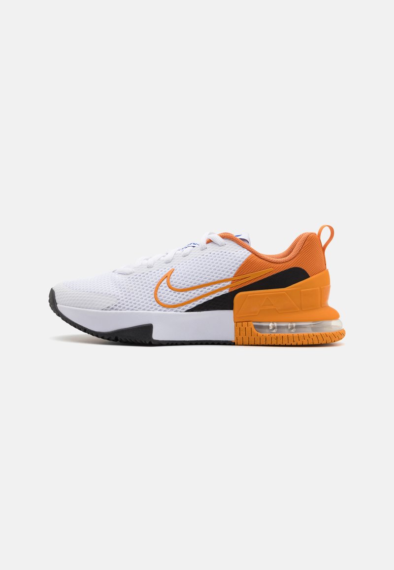 Hvid atletisk sko med mesh-overdel, orange accenter og sort sål. Har synlig luftindlæg i hælen og fremtrædende swoosh-logo.
