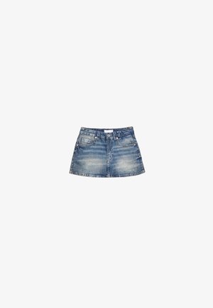 Mini-jupe en denim de couleur bleu clair, avec une taille cintrée, des poches avant et un ourlet évasé avec un léger délavage et des bords finis.