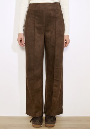 Pantalones de talle alto marrones hechos de un material suave similar al ante, con un diseño de pierna recta y pliegues delanteros, todo con una textura lisa.