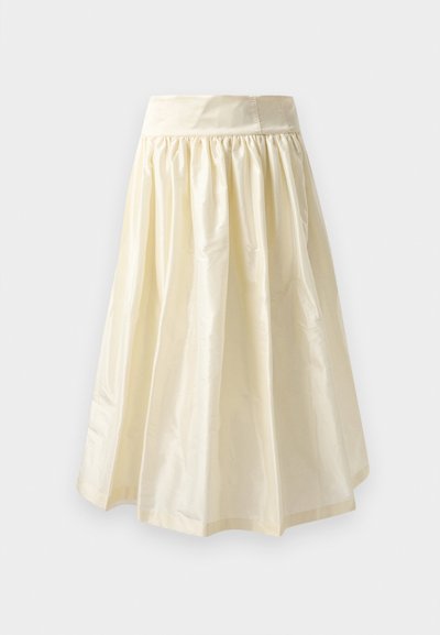 Krémová, sukňa strednej dĺžky z ľahkej, lesklej tkaniny so zhromaždeným pásom a hladkou textúrou.