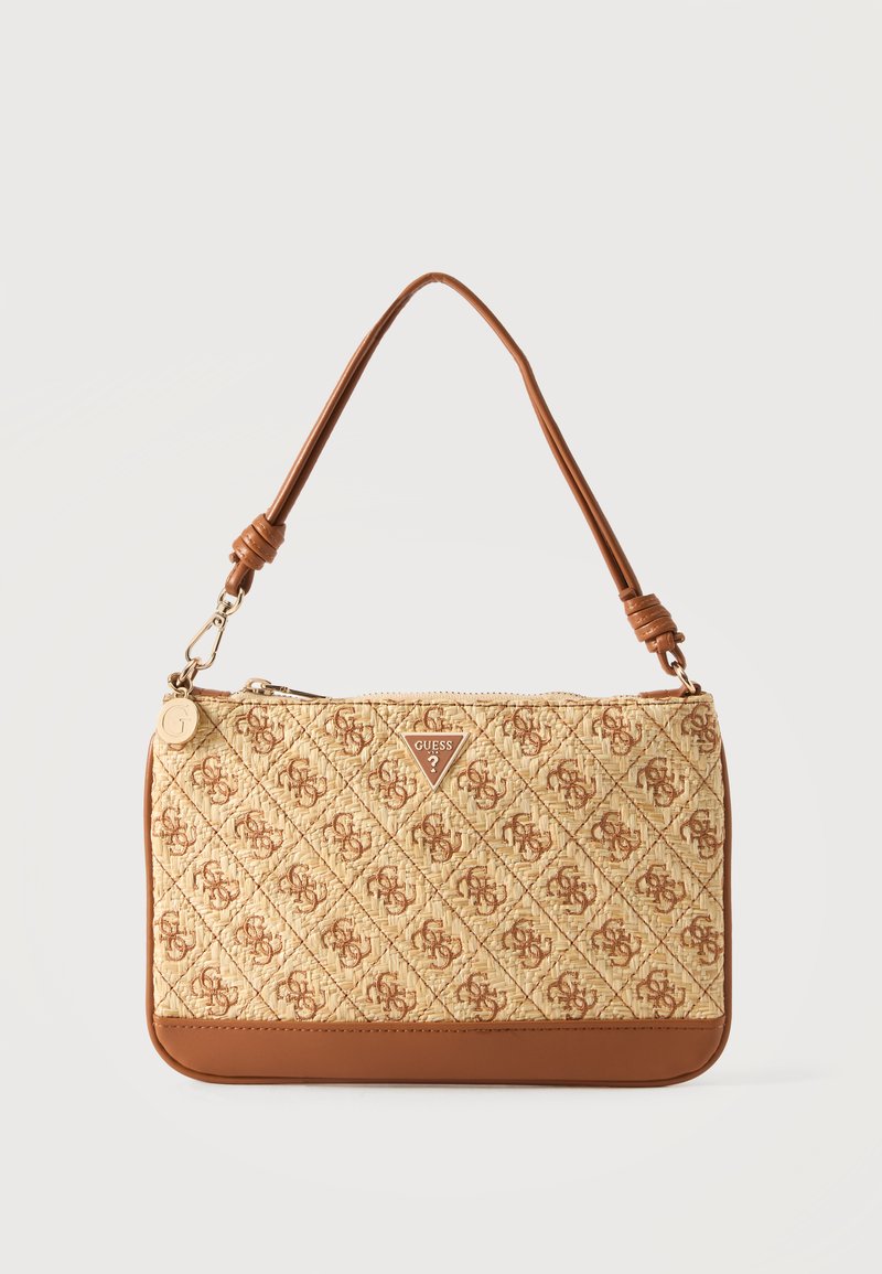 Petit sac à épaule matelassé beige et marron avec motif monogramme, logo triangulaire Guess, et une sangle en cuir marron.