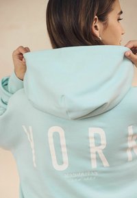 Next CITY GRAPHIC LONGLINE HOODIE - Džemperis ar kapuci - baby blue