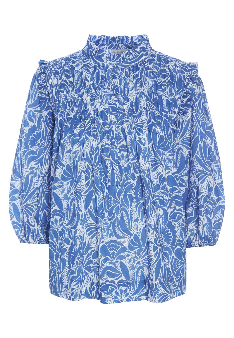 Blusa azul con estampado floral, cuello con volantes, mangas largas y un patrón de hojas y flores en toda la prenda. Fabricada en tejido ligero y texturizado.