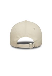 Beige baseballcap med buet skygge, justerbar stropp bak og teksturert stoff. Har ventilasjonshull og en sentral knapp.