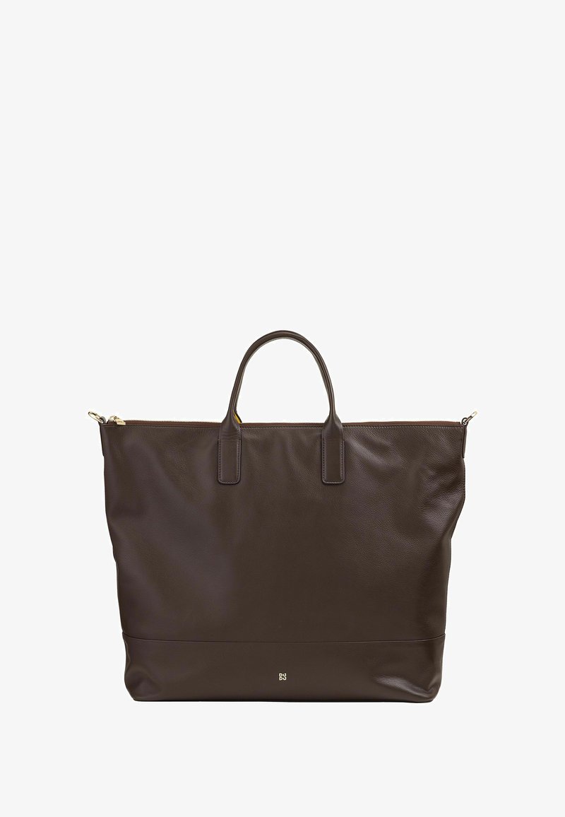 Sac fourre-tout en cuir marron foncé avec deux poignées supérieures, une fermeture éclair et une texture lisse. Présente un accent doré en bas.