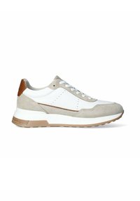 Sneaker con tomaia in pelle bianca, dettagli in suede beige, tallone texturizzato marrone chiaro e suola in gomma bianca con una sottile striscia marrone.
