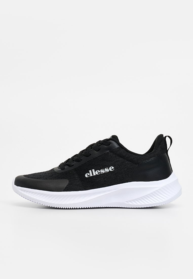 Zapatillas deportivas negras hechas de materiales textiles y sintéticos, con una suela blanca y el logo 'ellesse' en el lateral. Diseño de punta redonda.