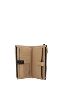 Portafoglio in pelle beige con chiusura a zip, multiple fessure per carte e una tasca trasparente per l'ID. Presenta un accento con motivo scuro.