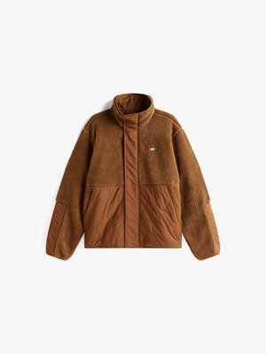 Pruun fliisjakk kõrge kaelusega, millel on sile pruun paneeli disain, ees külgriie ja rinnal väike logo.