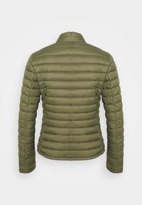 Olivgrüne Steppjacke mit gequilteter Optik, langen Ärmeln und einem hohen Kragen. Verfügt über horizontale Nähte und ein einfaches Design.