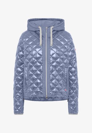 Pikowana kurtka z kapturem w jasnoniebieskim kolorze, z błyszczącym materiałem, z przodu zapinana na zamek błyskawiczny z dwoma suwakami oraz kontrastowymi akcentami na mankietach.