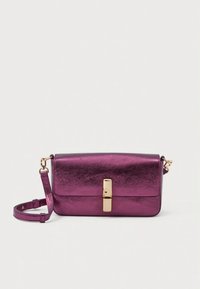 Lilla metallisk skulderveske med gullspenne, strukturert design, justerbar stropp og glatt tekstur.