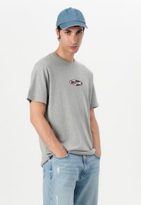 Guess Jeans SMALL LOGO TEE - Apdrukāts T-krekls - medium grey