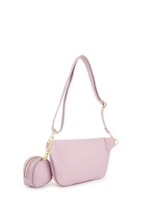 Lys lavendel læder crossbody taske med en aftagelig lille pung, guldbeslag og et fladt design. Remmen er justerbar for bekvemmelighed.