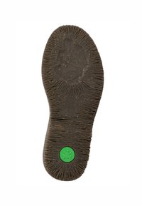 Suela de zapato de goma marrón con surcos texturizados y un logotipo circular verde que presenta una rana en el centro inferior.