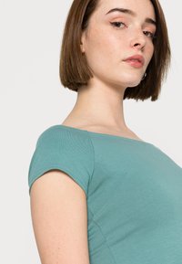 Even&Odd Vestido de malha - light blue