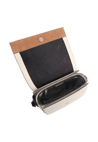 Leren handtas met een lichtbeige lichaam, een bruine suède klep en een zwarte binnenkant. Bevalt van een magnetische sluiting en meerdere vakken.