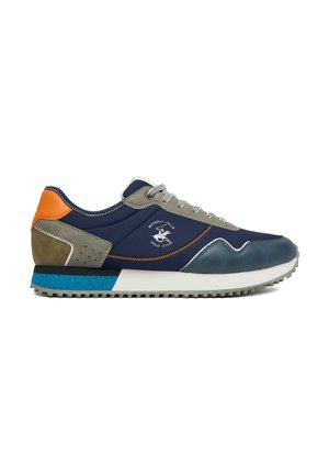 Scarpa da corsa blu navy e grigia con accento arancione sul tallone, lacci bianchi, intersuola blu screziata e logo Beverly Hills Polo Club sul lato.