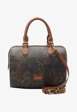 Dunkelbraune Reisetasche mit Passstempelmustern, hellbraunen Ledergriffen, abnehmbarem Schulterriemen und einem kleinen ALV-Logo-Patch von Alviero Martini.