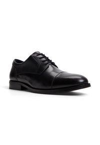 Chaussure habillée en cuir noir avec un bout arrondi, système de laçage, texture lisse et un petit talon. Présente des coutures discrètes et une silhouette classique.