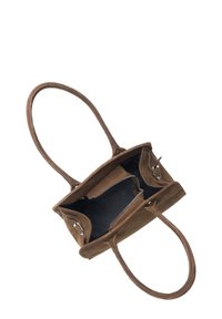 Brązowa zamszowa torba tote z podwójnymi uchwytami, otwarta u góry, ujawniająca czarne wnętrze i zamykaną na zamek wewnętrzną kieszeń.