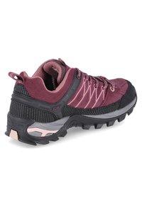 Zapato de senderismo de color rojo oscuro y negro que presenta materiales de ante y malla, una parte superior texturizada, una puntera reforzada y una suela robusta para tracción.