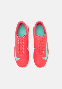 Pantofi sport roșii cu un material texturat, având accente și șireturi turcoaz. Design ușor, cu o formă aerodinamică.