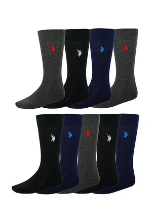 Tíz pár legénység stílusú zokni szürke, fekete és tengerészkék színekben, piros, fehér és kék hímzett pólló játékos logóval a bokán.