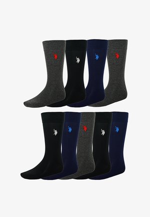 Diez pares de calcetines de tripulación en gris, negro y azul marino con logotipos bordados de jugadores de polo en rojo, blanco y azul en el tobillo.